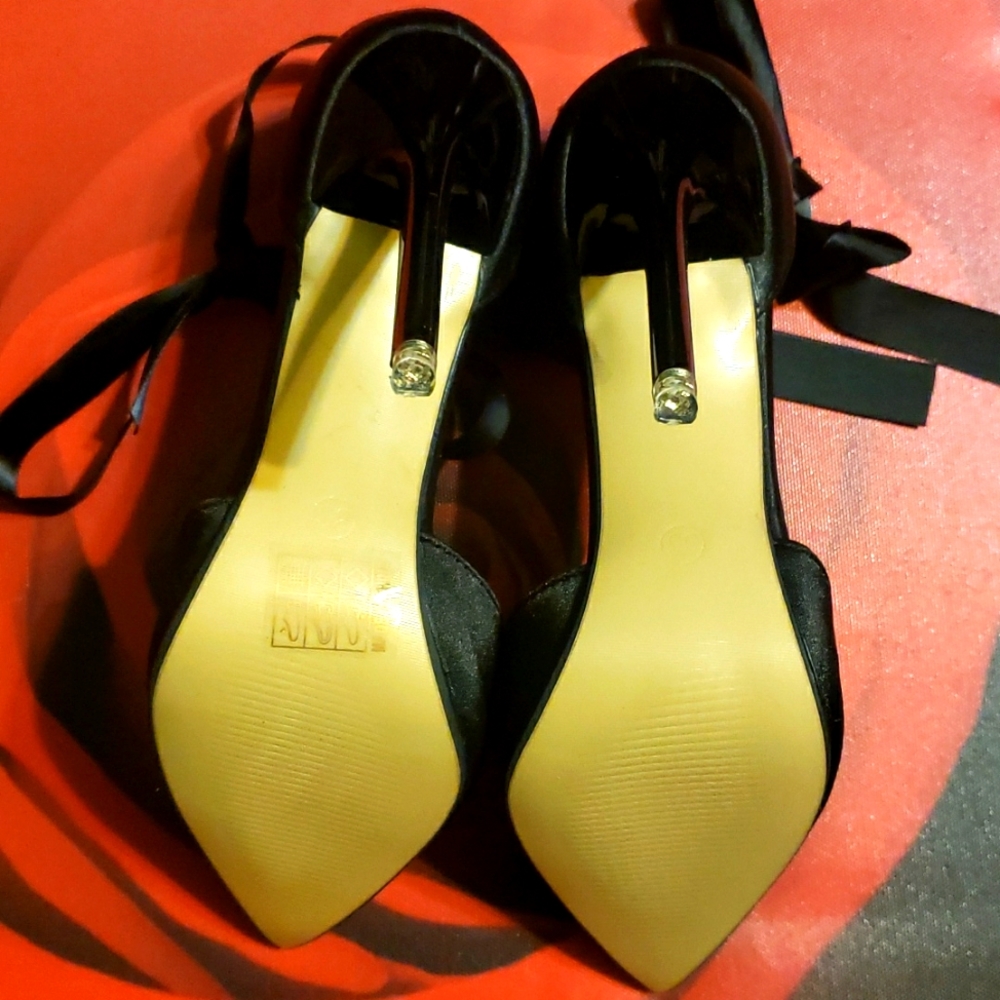 She & In Heels - Picture 6 of 6